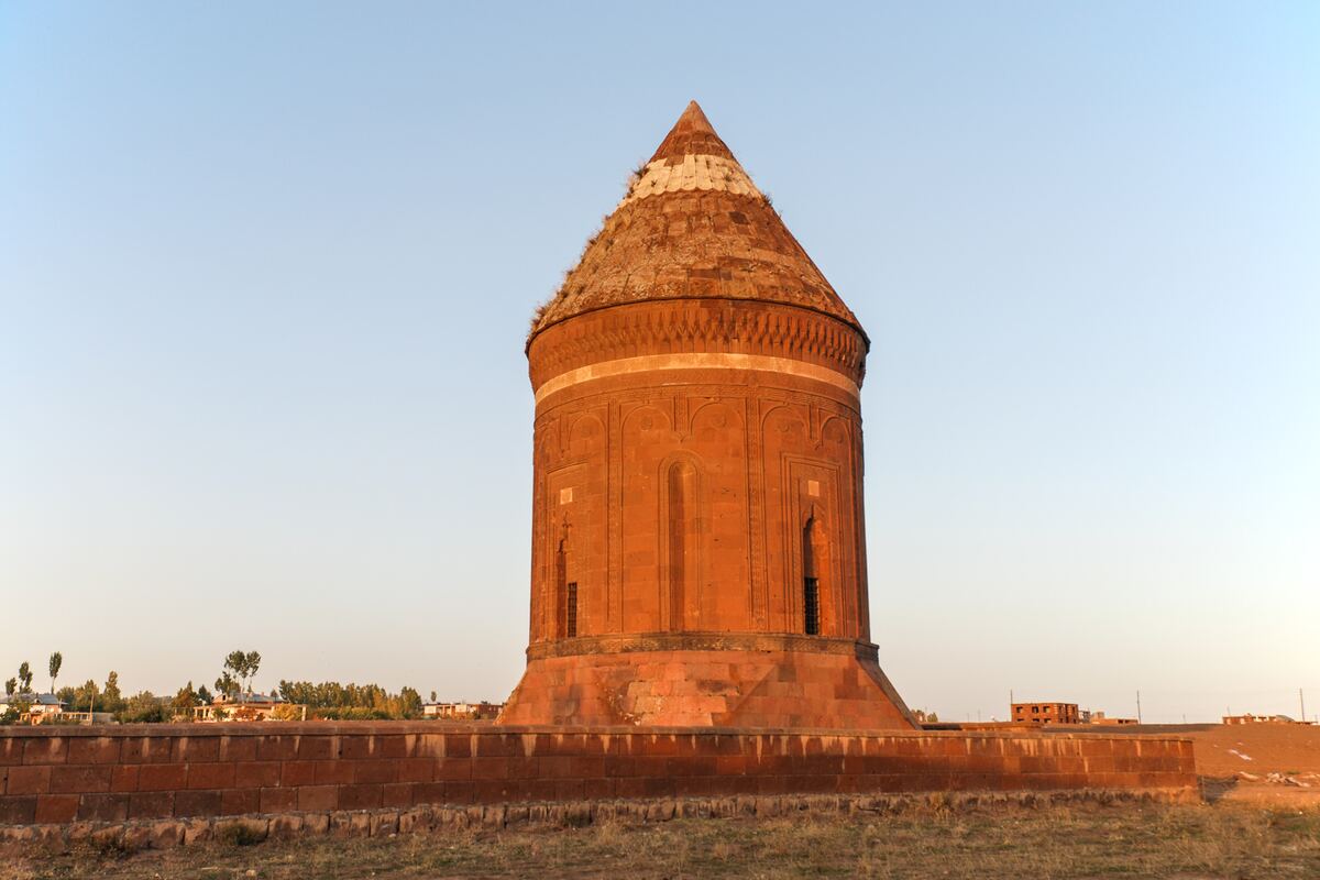 Ahlat’ta akşamüstü ışığında Ulu Kümbet
