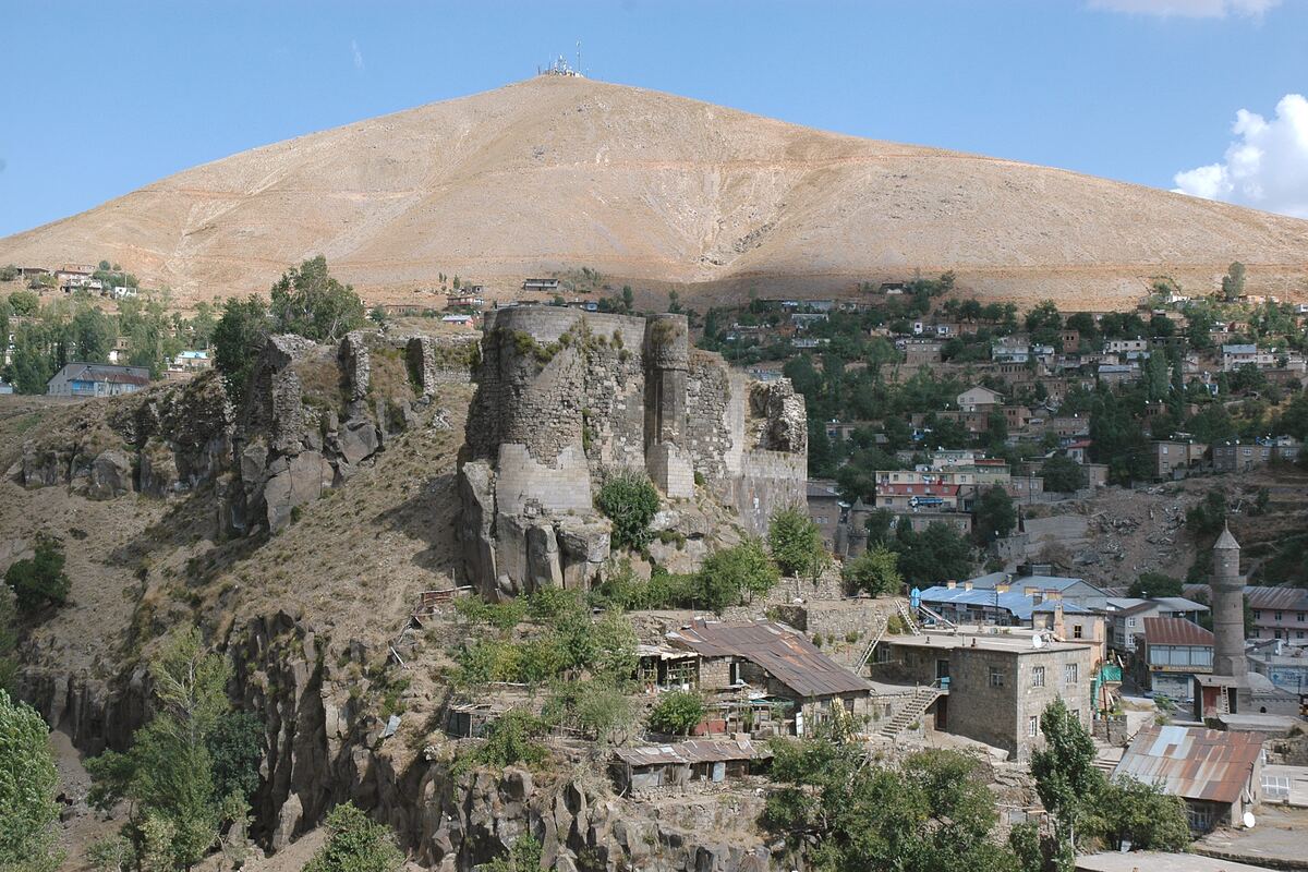 Bitlis Kalesi ve vadinin yamaçlarına kurulmuş tarihi taş evler