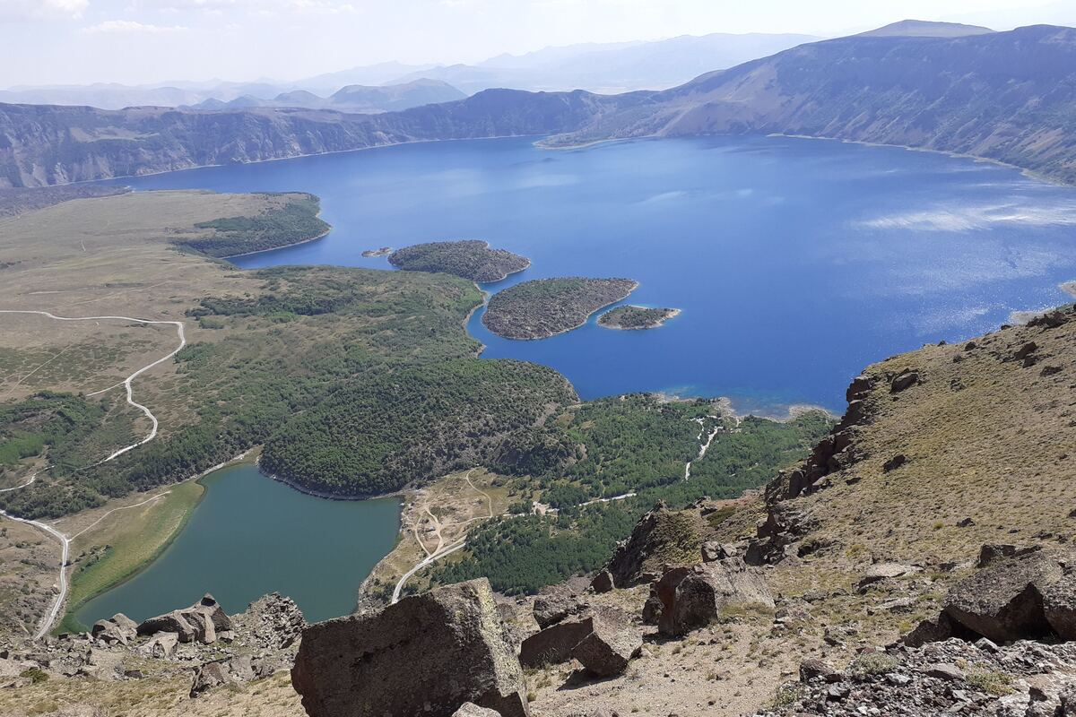 Tatvan yakınlarındaki Nemrut Kalderası’nda masmavi krater gölü ve ormanlık kıyıları