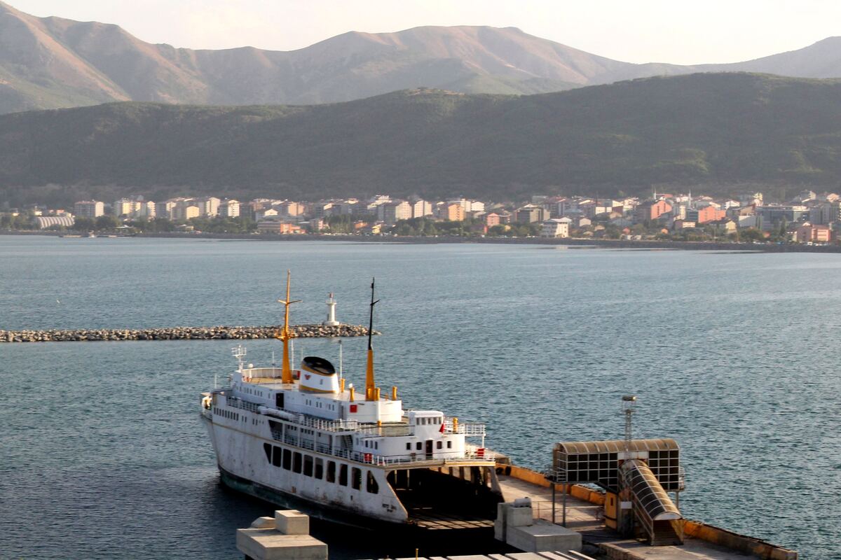 Van Gölü’nde Tatvan Limanı’na yanaşmış feribot ve kıyıdaki Tatvan